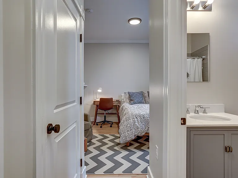 412 W Franklin St #D — Photo 8