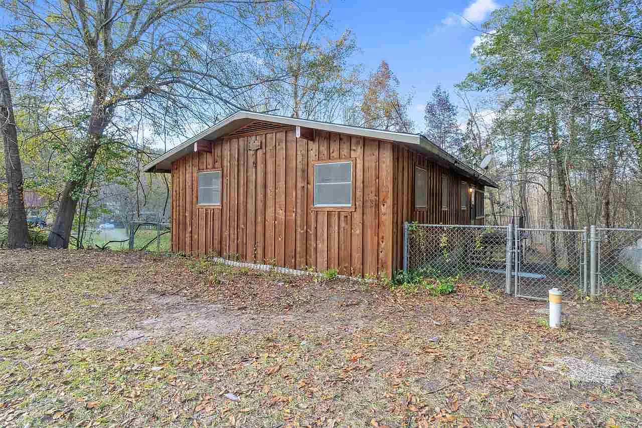 2 bed, 1.0 bath, 726 sqft, $1,200 — Photo 1