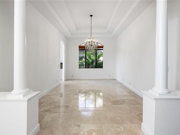 4th image of 10546 Versailles Blvd