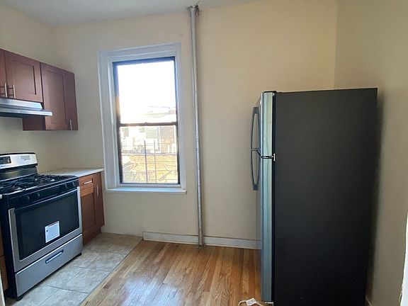 4th image of 1035 45th St #1F