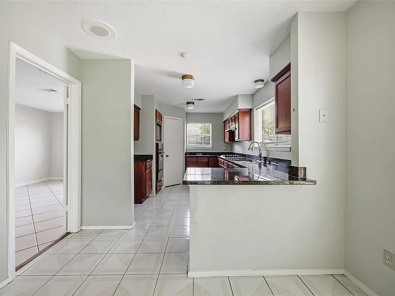7330 Maple Walk Dr — Photo 10