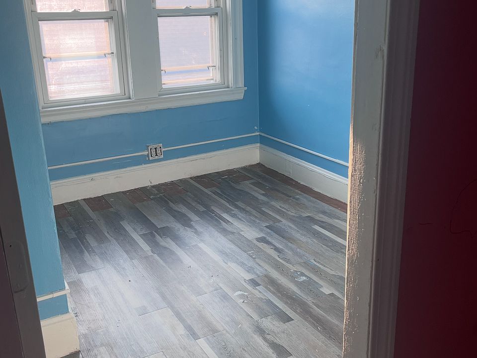 2nd image of 187 Gladstone St #3