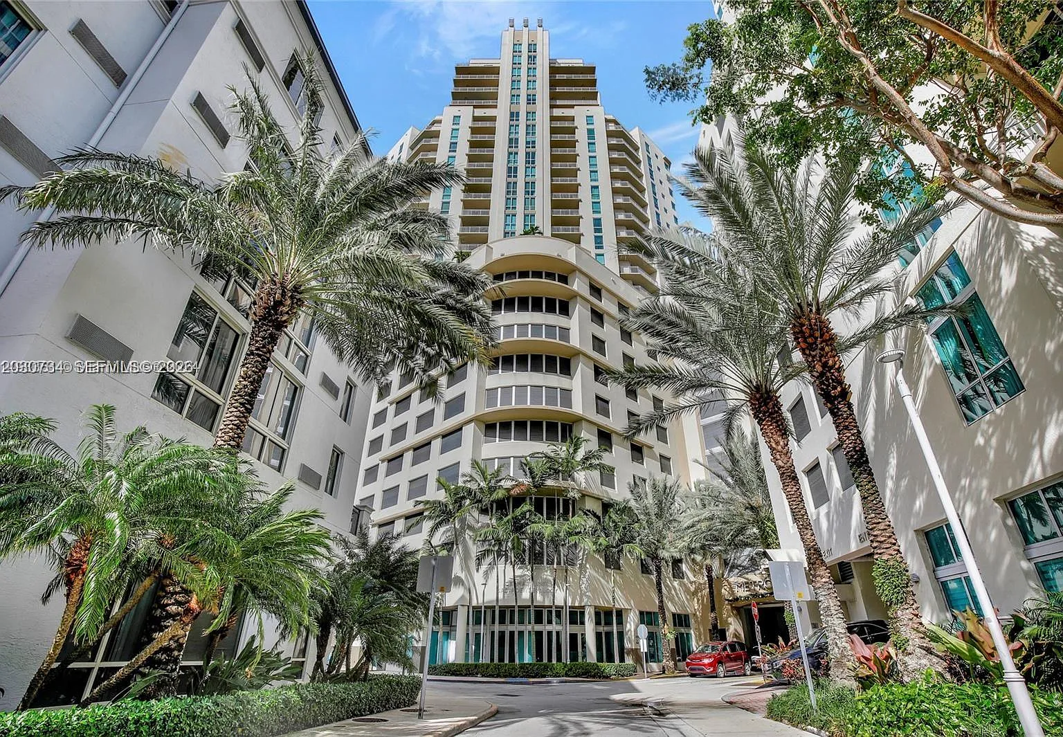Metropolis I At Dadeland — Photo 1