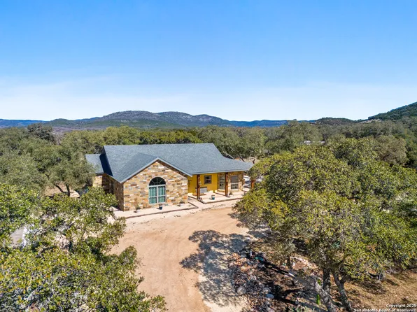 381 Camino Primero, Leakey, TX 78873