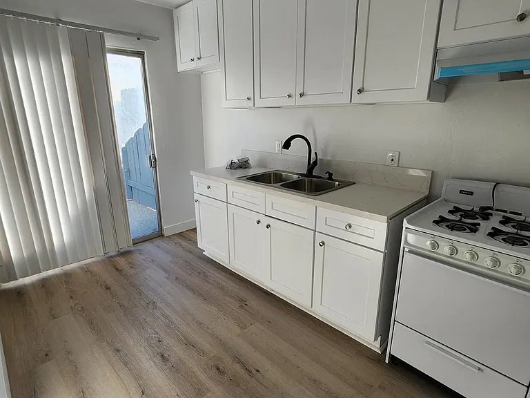 10341 Zelzah Ave #8 — Photo 4