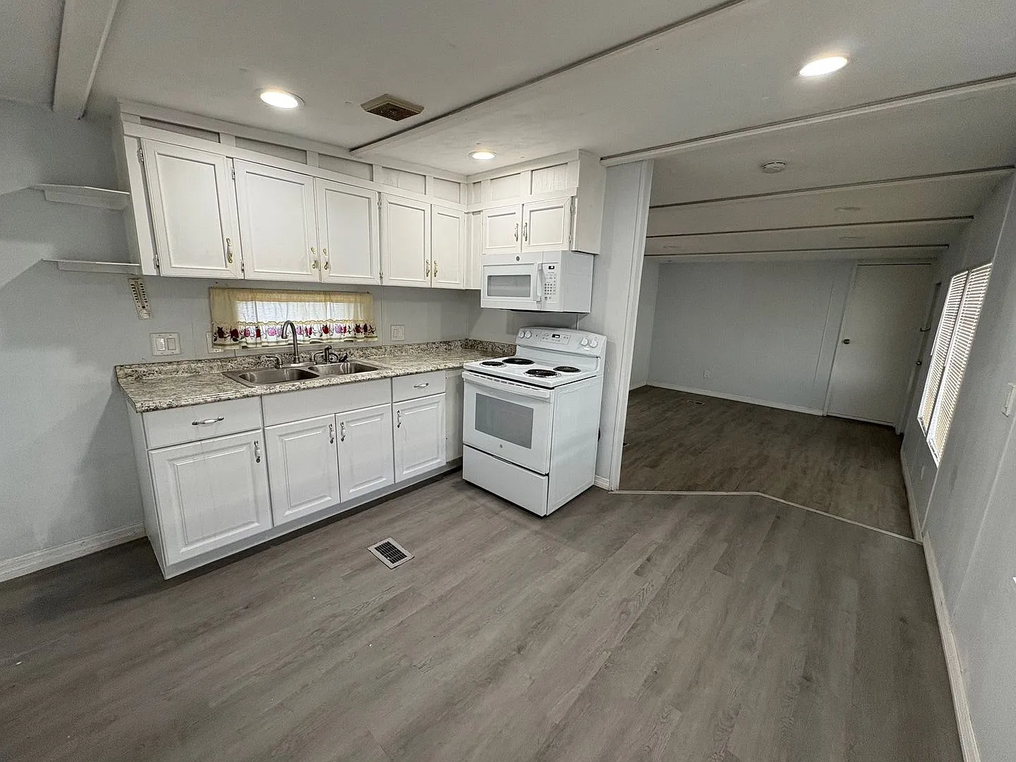 Updated 2-bed/2-bath Mobile Home in The Beautiful Westwinds Village! 55+ Community — Photo 2