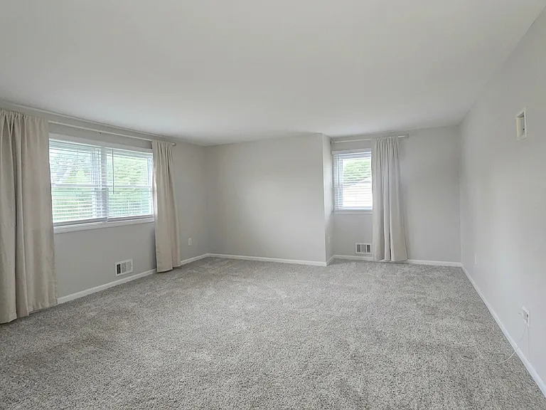 1032 Valley Stream Rd — Photo 9