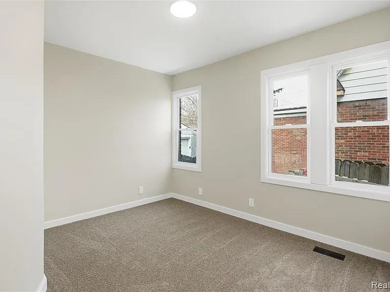 14615-14617 Winthrop St — Photo 29