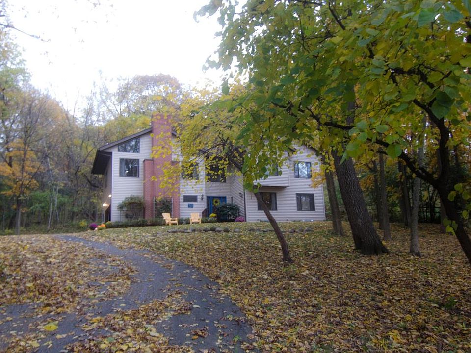 1st image of 220 Larkspur Ln E