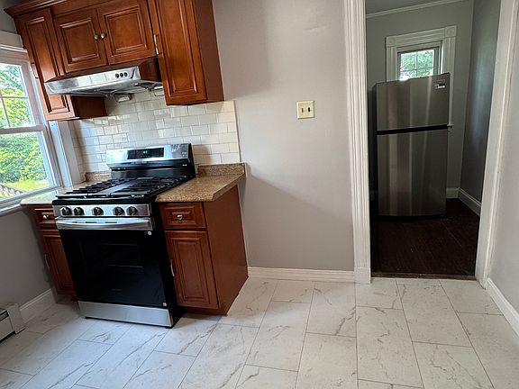 3rd image of 18 Edgewood Cir