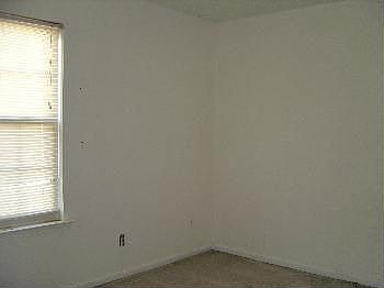 4th image of 415 Surrey Club Ln