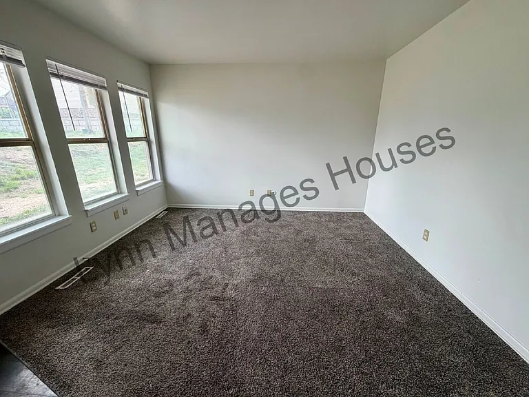 611 W 5th St — Photo 10