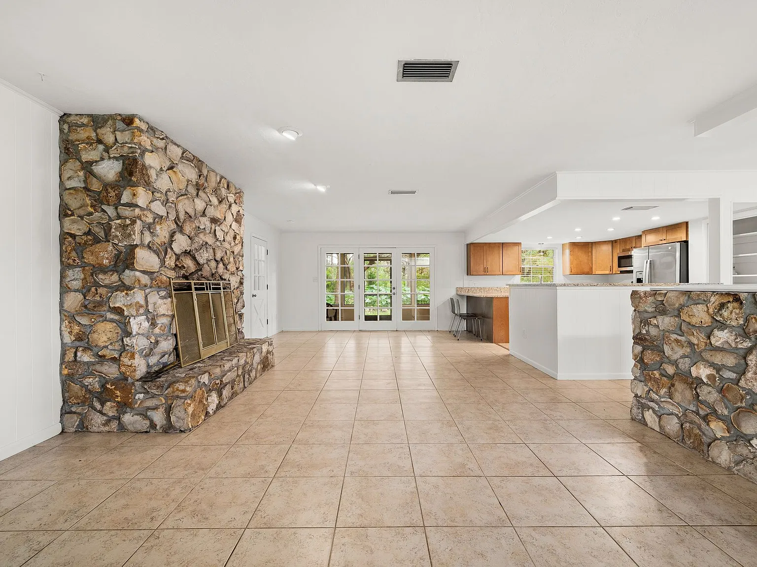 3 bed, 1824 sqft, $2,200 — Photo 3