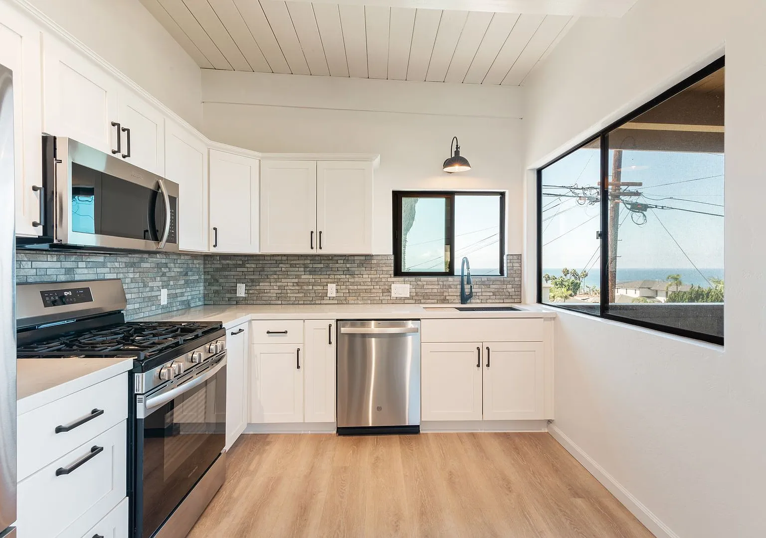 Charming Two Bed One Bath with Ocean Views Point Loma — Photo 1