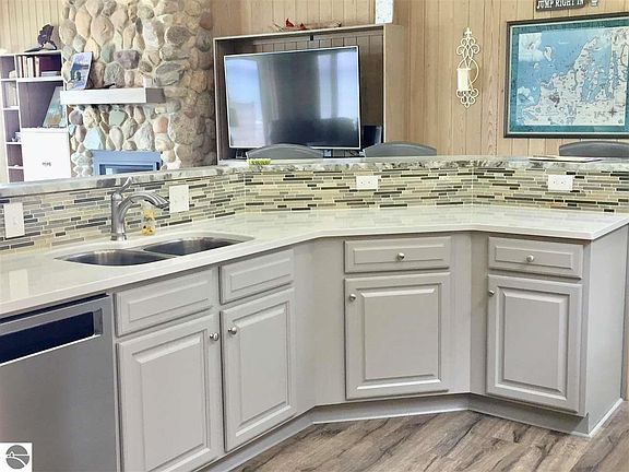 4th image of 3324 Crystal Dr