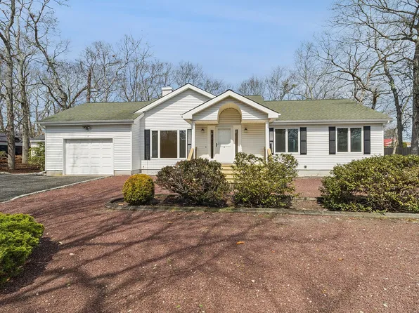 4 Carols Way, Hampton Bays, NY 11946