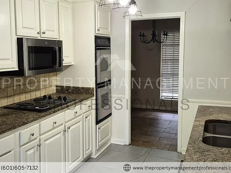 1102 Martin Dr — Photo 9