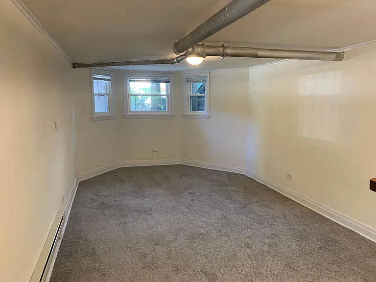 1045 W Barry Ave — Photo 1
