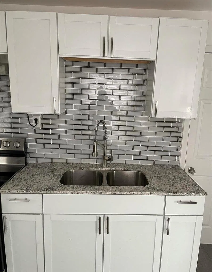 3 bed, 1.0 bath, 749 sqft, $1,275 — Photo 3