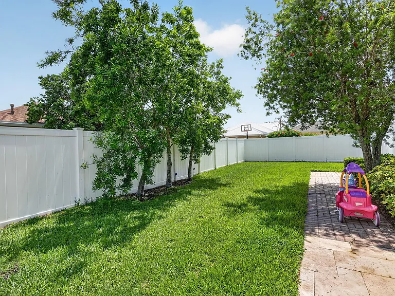 10542 SW Westlawn Blvd — Photo 43