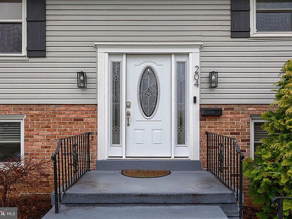 2nd image of 204 Wilshire Blvd