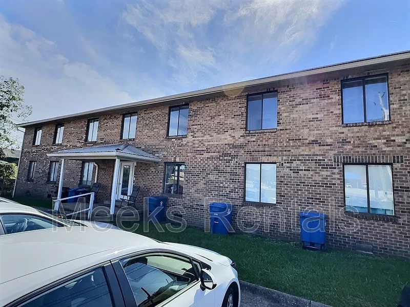 2 bed, 1.0 bath, 800 sqft, $900 — Photo 1
