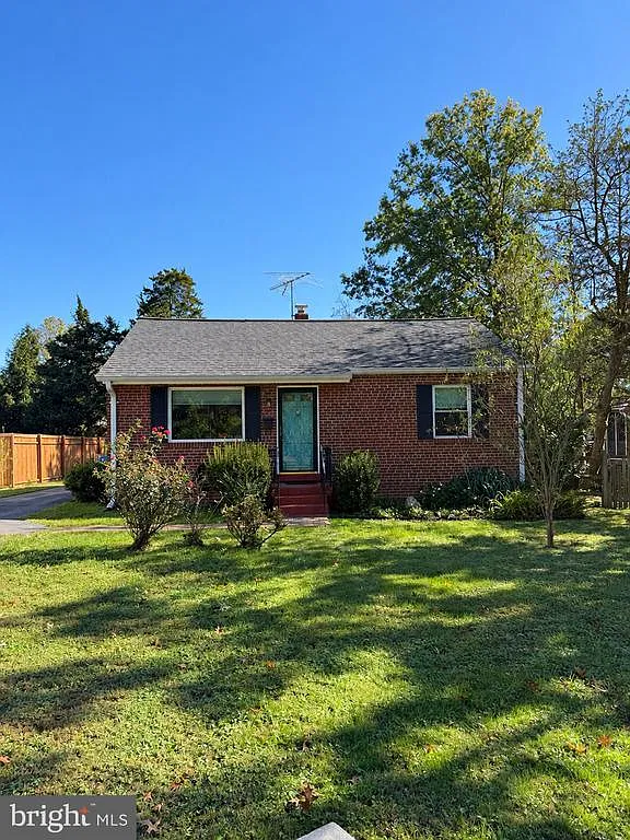 3 bed, 2.0 bath, 1320 sqft, $3,200 — Photo 2