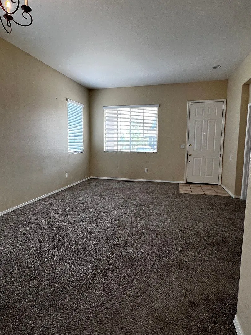 1675 Brentford Way - Located in Double Diamond!! — Photo 3