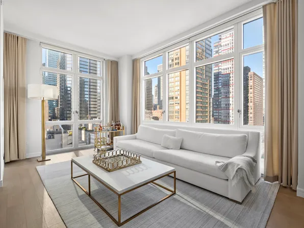 305 East 51st Street image 2 of 17