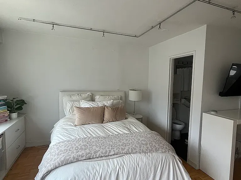 201 W 21st St #6H — Photo 5