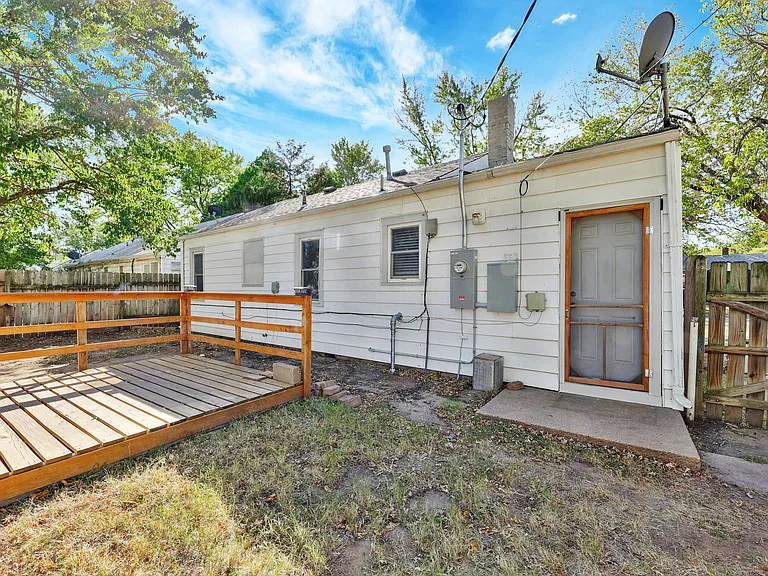 330 N Gordon Ave — Photo 18