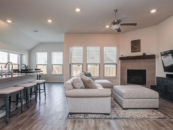 4th image of 1701 Victoria Dr