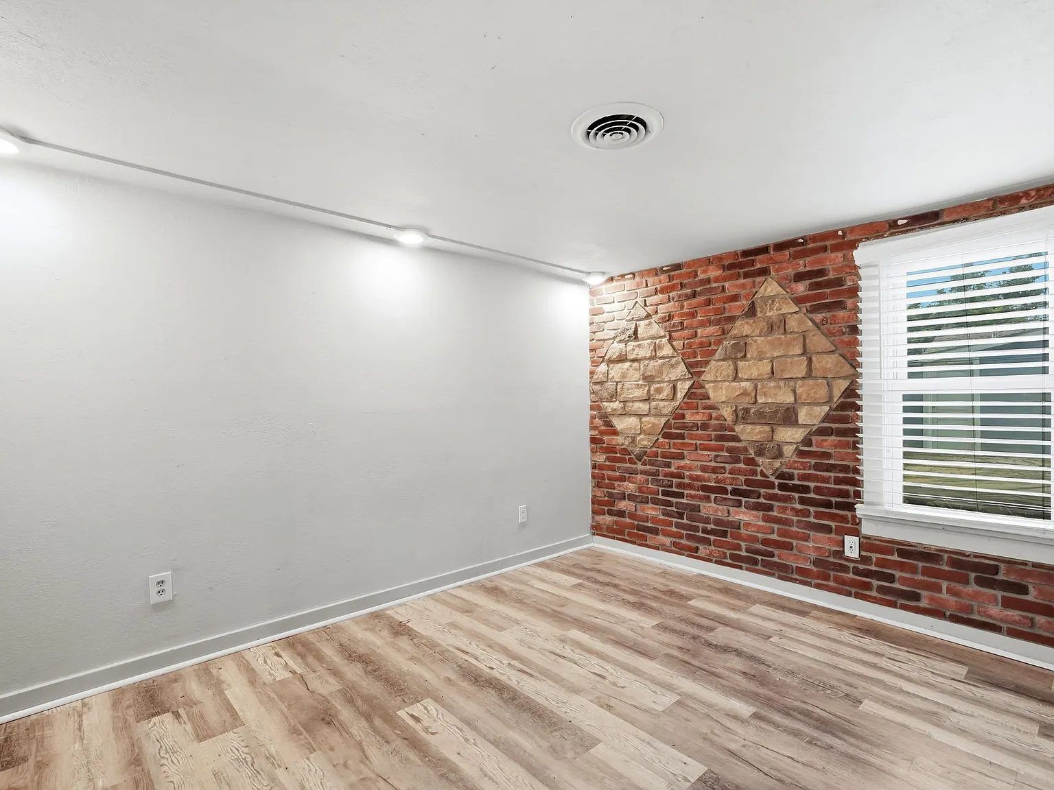 2 bed, 700 sqft, $1,650 — Photo 2