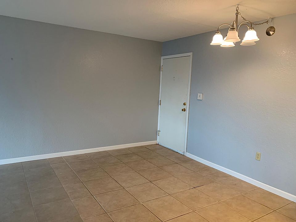 Entry room and dining room