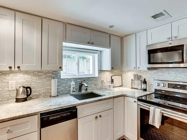 1010 C St SE #B — Photo 13