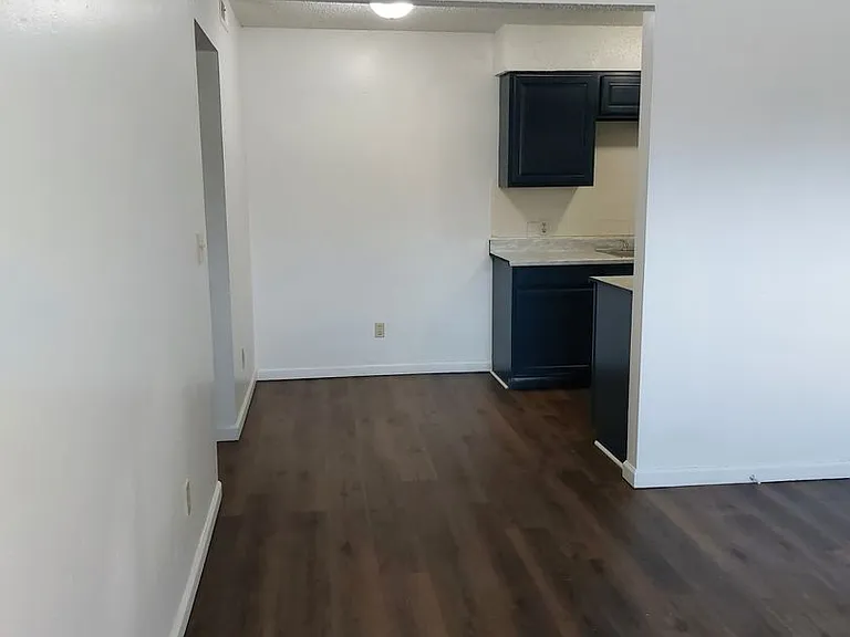 2250 S Oliver Ave — Photo 15
