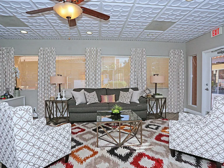 Sunset Pointe Apartments — Photo 9