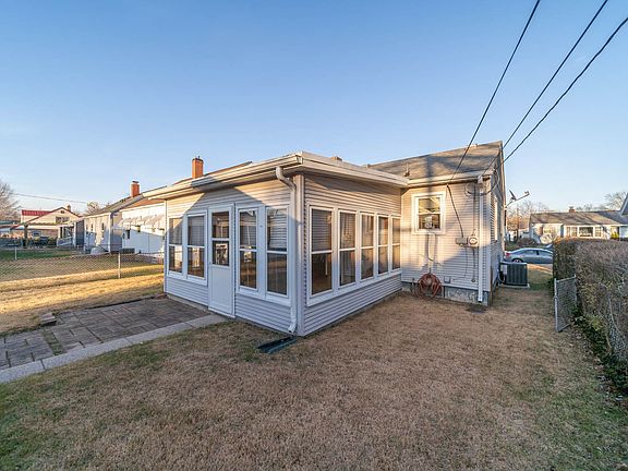 3rd image of 2101 Inglewood Pl