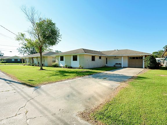 3rd image of 1820 Acadian Dr