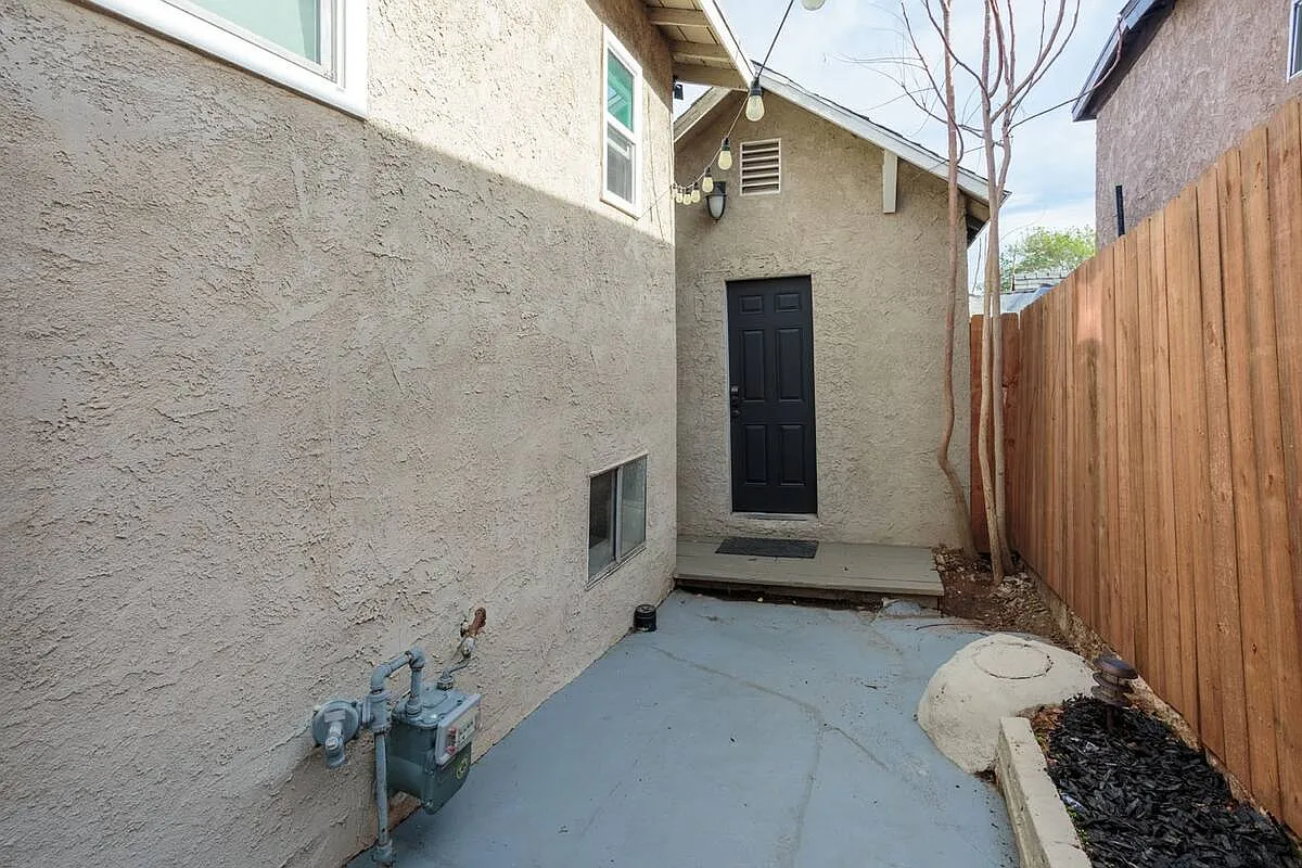 489 Nassau Ct — Photo 1