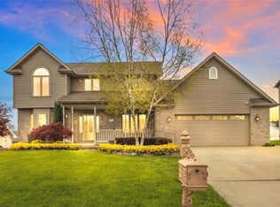 616 Meadowridge Dr, Ellwood City, PA 16117