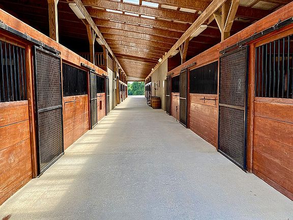 Bright and airy aisle 