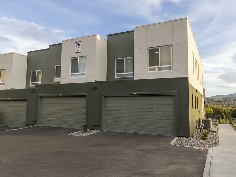 The Retreat Luxury Townhomes — Photo 14
