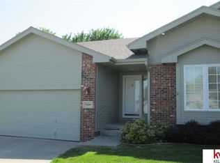 5009 Lakeside Dr, Papillion, NE 68133