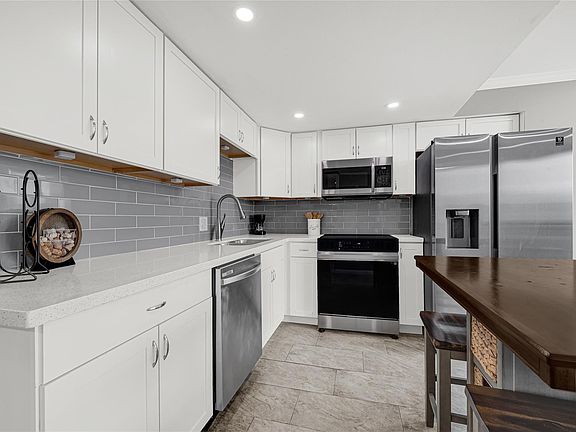 5th image of 2016 Main St APT 1707
