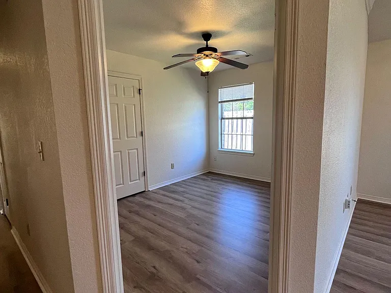 2869 N Seneca Ave — Photo 9