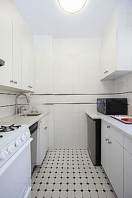 5th image of 30 E 37th St APT 5G