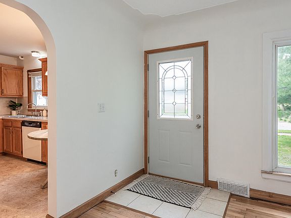 4th image of 535 Clayton Ave NW
