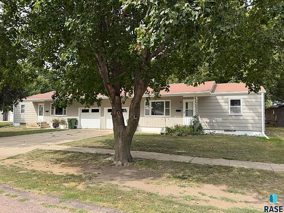 3rd image of 210 E 3rd St