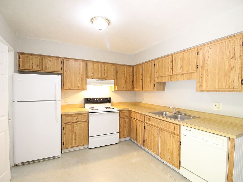 PICTURES ARE OF UNIT ACROSS THE HALL

Kitchen